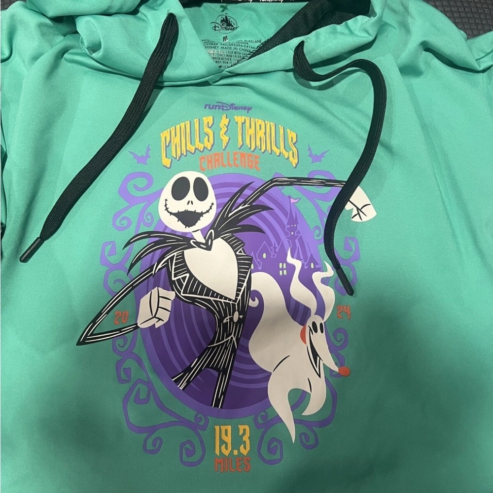 NWT runDisney Disneyland Chills & Thrills 2024 Halloween Sweatshirt Skellington